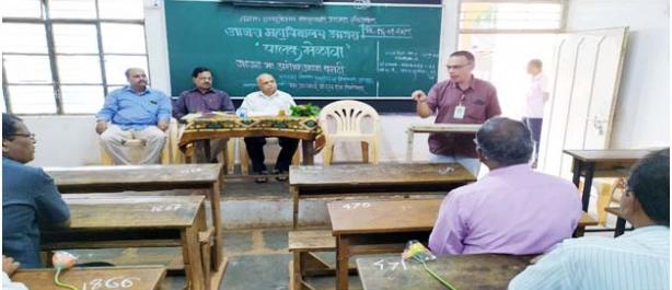 Prof.V.K.Maydeo  interacting with parents
