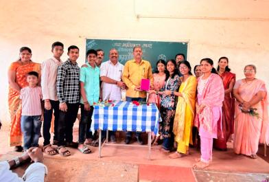 आजरा महाविद्यालयातील व्यावसायिक विभागाच्या विद्यार्थ्यांची शिक्षकांना गुरुवंदना
